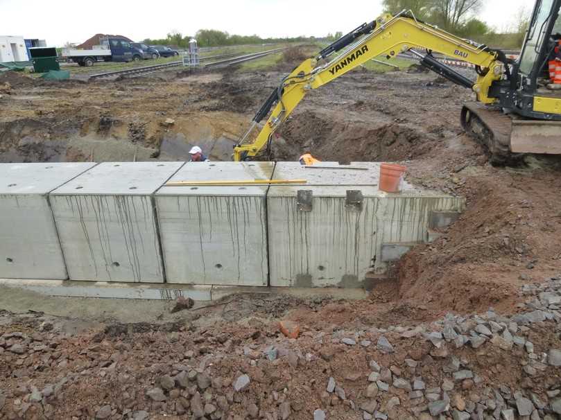 Nach dem Versetzen wurden die Fugen druckwasserdicht mittels werkseitig aufgeklebter Keil-Gleitquetschringdichtung ausgebildet. | Foto: Königbau Nach dem Versetzen wurden die Fugen druckwasserdicht mittels werkseitig aufgeklebter Keil-Gleitquetschringdichtung ausgebildet. | Foto: Königbau