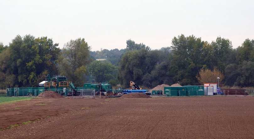 Abb. 2: Baustelleneinrichtung für die Container und Widerlager Großbohranlage, Platzbedarf mit Lagerkapazität 2.500 m2 | Foto: Midewa GmbH Abb. 2: Baustelleneinrichtung für die Container und Widerlager Großbohranlage, Platzbedarf mit Lagerkapazität 2.500 m2 | Foto: Midewa GmbH