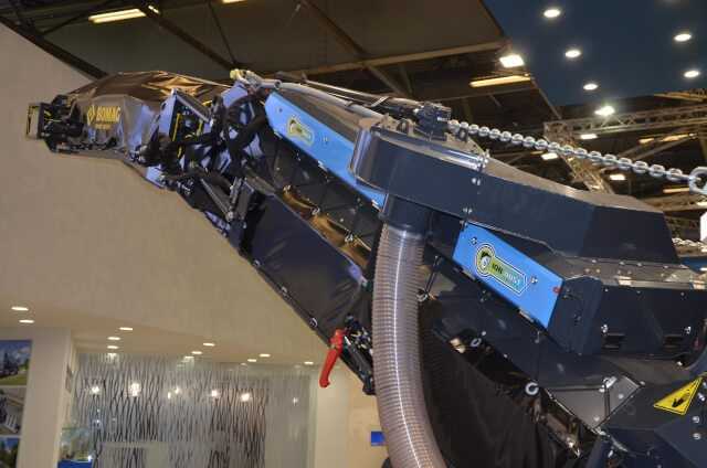 Beim „Ion Dust Shield“ von Bomag wird das im Fräskasten abgesaugte Staub-Luft-Gemisch nicht direkt auf das Förderband ausgeblasen, sondern vorher noch durch ein elektrostatisch aufgeladenes Gehäuse geführt, das den Feinstaub zu Grobstaub verklumpen lässt. | Foto: B_I Beim „Ion Dust Shield“ von Bomag wird das im Fräskasten abgesaugte Staub-Luft-Gemisch nicht direkt auf das Förderband ausgeblasen, sondern vorher noch durch ein elektrostatisch aufgeladenes Gehäuse geführt, das den Feinstaub zu Grobstaub verklumpen lässt. | Foto: B_I