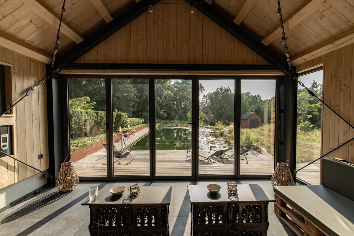 Wirkt einladend, der naturnah gestaltete Swimming Pond, dessen Stirnseite an ein Lounge-Holzhaus grenzt. | Foto: Bahl GmbH
