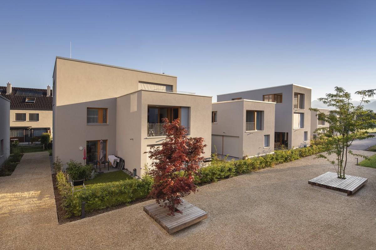 Die Wohnanlage „im Bergäcker“ gewinnt durch ihre offene Außenraumgestaltung an Wohnqualität. | Foto: Petra Rainer