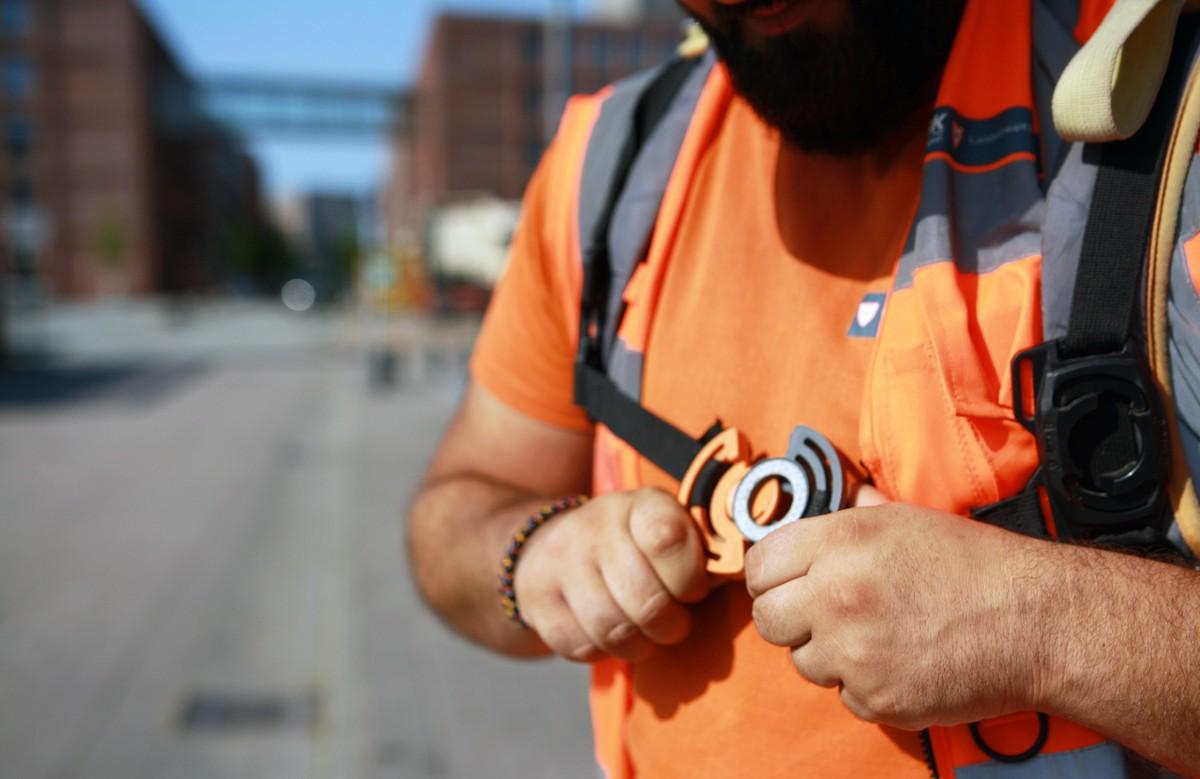 Der Bajonettverschluss des Brustgurtes erleichtert das Schließen. | Foto: Pellenc