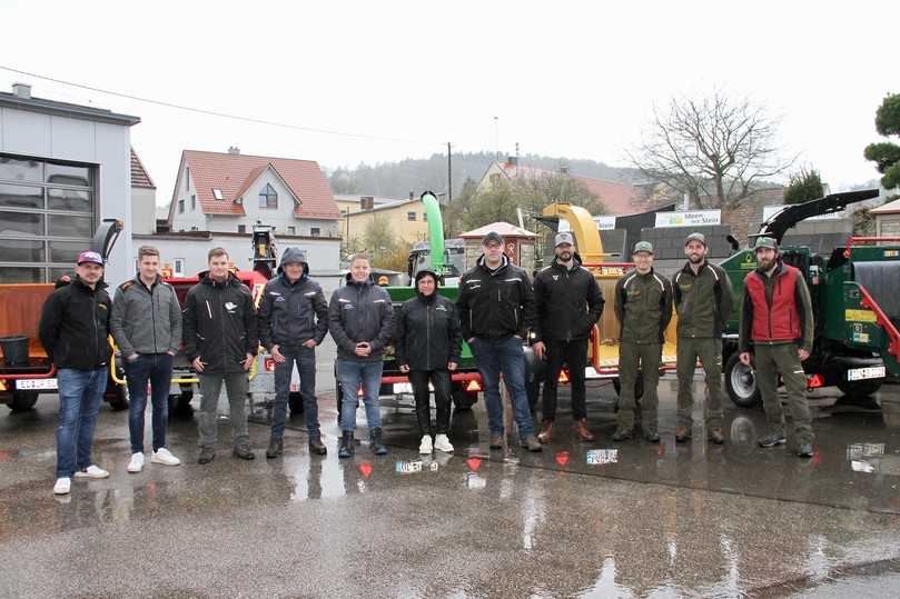 Teilnehmerin und Teilnehmer am Häckslertest auf dem Firmengelände der bullinger Gruppe: (v.l.n.r.) Marko Fritz (Fink Maschinentechnik), Darwin Seidler (Först), Johannes Fink (Fink Maschinentechnik), Wolfgang Vogt und Valentin Stock (Vogt GmbH), Susanne Zelic und Tobias Becker (GreenMech), Hans Weiser (Vermeer), Simon Schröppel und Thomas Deil sowie Peter Siegmund (Baumpflege Schröppel). | Foto: bs Teilnehmerin und Teilnehmer am Häckslertest auf dem Firmengelände der bullinger Gruppe: (v.l.n.r.) Marko Fritz (Fink Maschinentechnik), Darwin Seidler (Först), Johannes Fink (Fink Maschinentechnik), Wolfgang Vogt und Valentin Stock (Vogt GmbH), Susanne Zelic und Tobias Becker (GreenMech), Hans Weiser (Vermeer), Simon Schröppel und Thomas Deil sowie Peter Siegmund (Baumpflege Schröppel). | Foto: bs