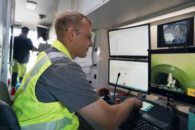 Abb. 2: Kuchler-Mitarbeiter Frank Bügler steuert über das Bedienpult mit zwei Joysticks die Bewegung des MicroGators präzise und fräst Zulauf für Zulauf frei.