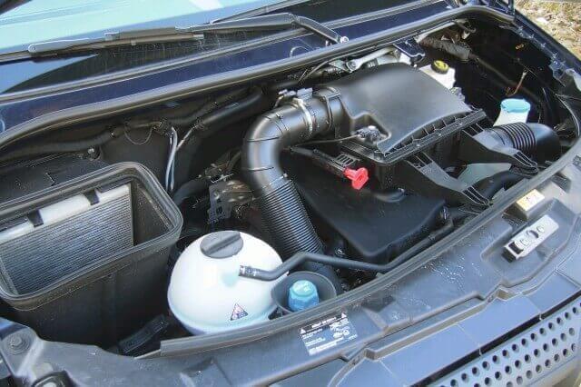 Euro 6-sauber mit dem Additiv Adblue: Der Einfüllstutzen sitzt unter der Motorhaube (im Bild l.) rechts vorn.