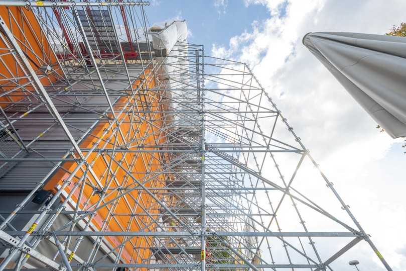 Eine Gerüstverankerung an der Außenfassade war nicht möglich – und die Dachflächen der angrenzenden Gebäude durften nicht oder nur sehr gering belastet werden. | Foto: Peri Deutschland