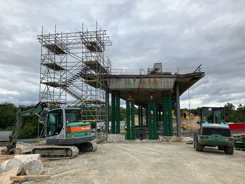 Präziser Rückbau: 20 Hydraulikpressen hoben den Brückenüberbau beim Abbruch millimetergenau an. | Foto: Max Wild