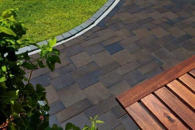 Drei verschieden große Formate des Titan aus dem Penter-Programm wurden hier eingesetzt. Im Sonnenlicht changieren die Farbtöne zwischen Braun und Anthrazit. | Fotos: Wienerberger / Jens Krüger