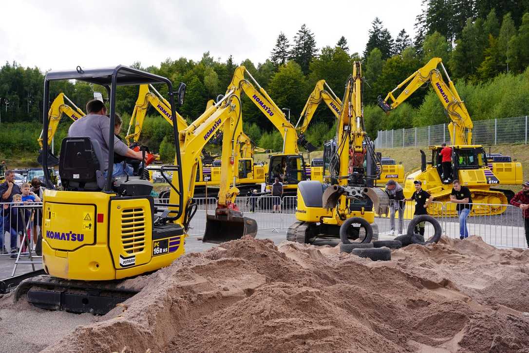 Komatsu-Händler Schlüter feiert Umzug