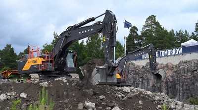 +++ Volvo zeigt neuen Riesenbagger EC560 Hybrid in Schweden +++