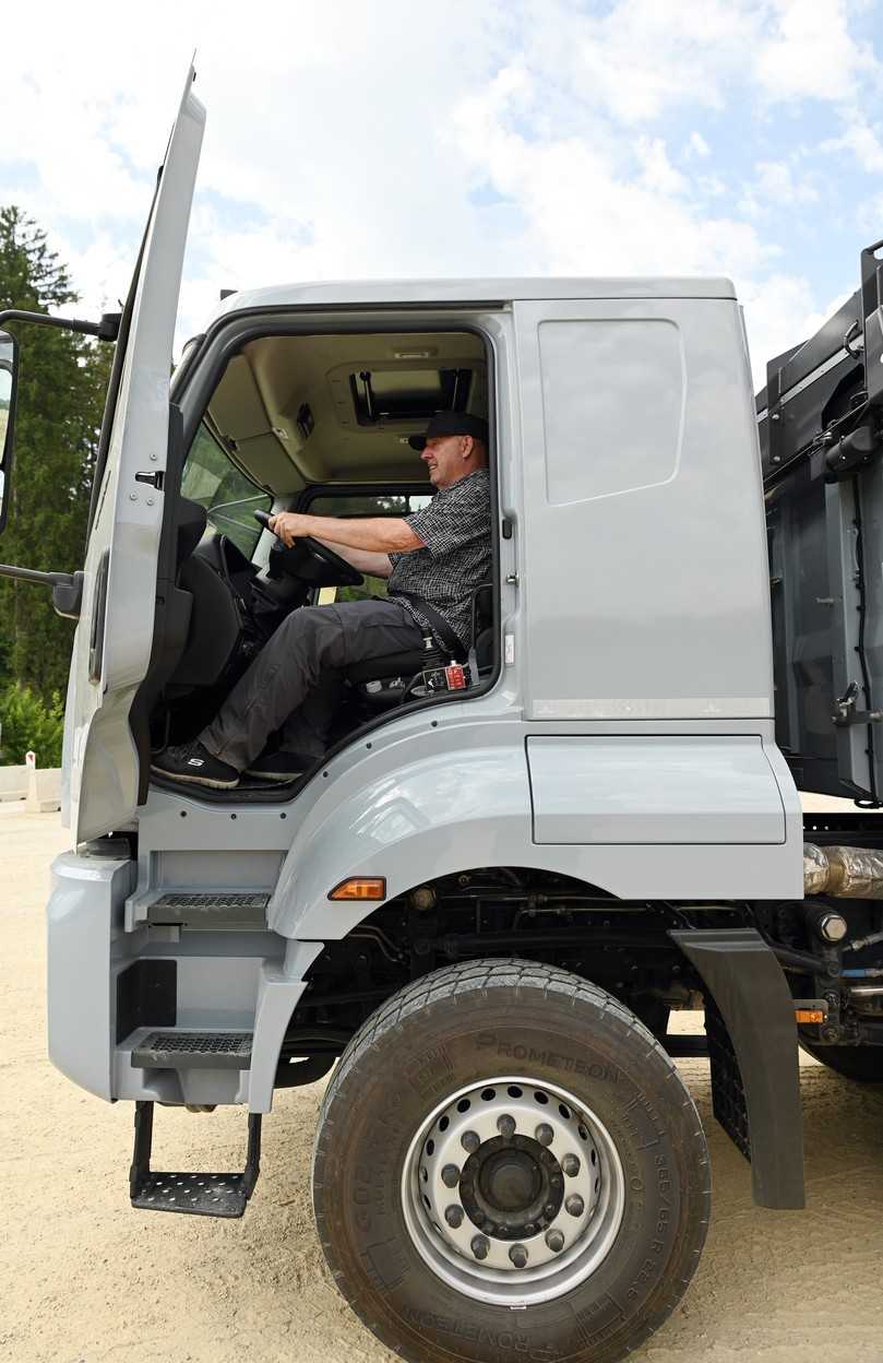 Der Einstieg erfolgt über vier Stufen, die Tür öffnet dazu aber keine 90° weit. | Foto: QUATEX