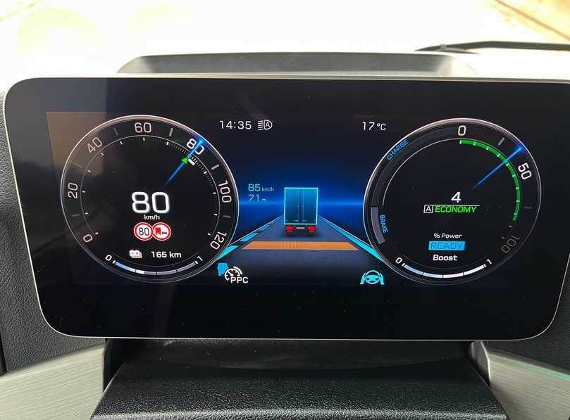 Das digitale Fahrerinformationsdisplay informiert übersichtlich und blendfrei über alle wichtigen Fakten – inklusive Momentan-Energieverbrauch und Reichweite. | Foto: QUATEX Das digitale Fahrerinformationsdisplay informiert übersichtlich und blendfrei über alle wichtigen Fakten – inklusive Momentan-Energieverbrauch und Reichweite. | Foto: QUATEX