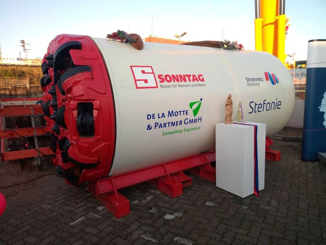 Anspruchsvoller Rohrvortrieb unter Bahngleisen in Hamburg Anspruchsvoller Rohrvortrieb unter Bahngleisen in Hamburg