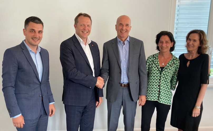 V.l.: Alexander Airich, Geschäftsführer Aco GmbH, und Thomas Bendixen, geschäftsführender Direktor Aco Ahlmann SE & Co. KG, Michael Goebel, geschäftsführender Gesellschafter Betonwerk Neu-Ulm, Stephanie Weyermann und Gabriele Gärtner, Gesellschafterinnen Betonwerk Neu-Ulm | Foto: Aco V.l.: Alexander Airich, Geschäftsführer Aco GmbH, und Thomas Bendixen, geschäftsführender Direktor Aco Ahlmann SE & Co. KG, Michael Goebel, geschäftsführender Gesellschafter Betonwerk Neu-Ulm, Stephanie Weyermann und Gabriele Gärtner, Gesellschafterinnen Betonwerk Neu-Ulm | Foto: Aco