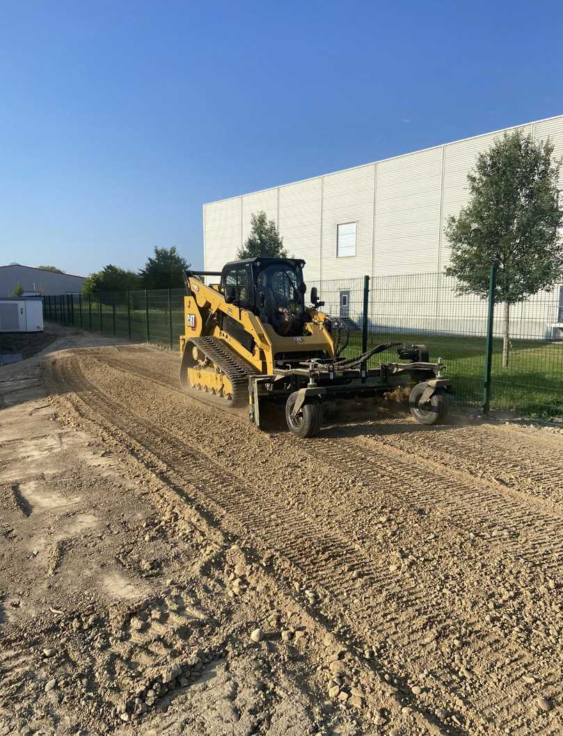 Ausgeprägtes Merkmal sind die bodenschonenden Gummiketten in Verbindung mit dem feingliedrigen Laufwerk, was die Baumaschine für Einsätze im Gala- und Sportplatzbau prädestiniert | Foto: Schildecker Ausgeprägtes Merkmal sind die bodenschonenden Gummiketten in Verbindung mit dem feingliedrigen Laufwerk, was die Baumaschine für Einsätze im Gala- und Sportplatzbau prädestiniert | Foto: Schildecker