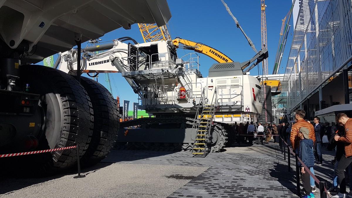 Die Faszination Baumaschine konnten Besucher besonders bei den ganz Großen wie Liebherr erleben. | Foto: B_I/bb