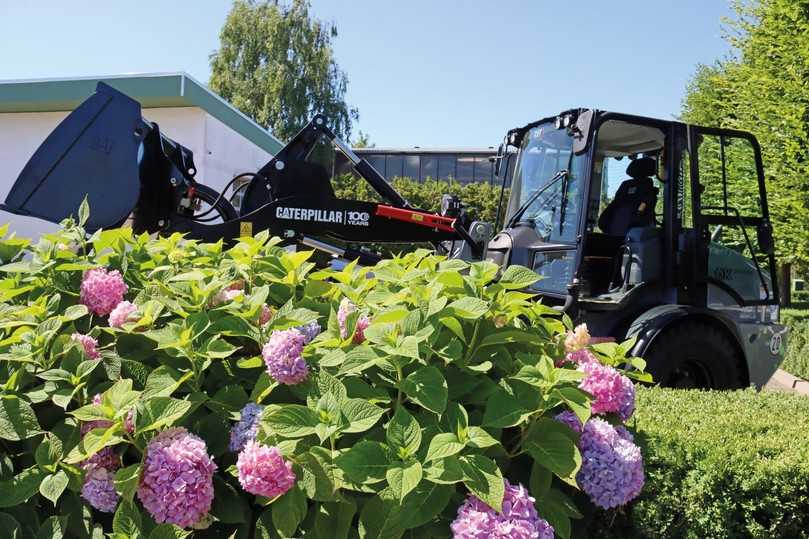 Mit der Sonderedition wurde der Maschinenpark des Berliner GaLaBau-Unternehmens Otto Kittel auf über 60 Cat-Baumaschinen aufgestockt. | Foto: Zeppelin