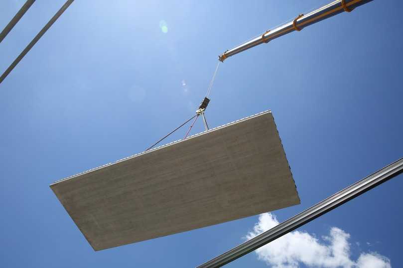 Decken, Wände und Treppen kommen fertig auf die Baustelle. | Foto: Dennert