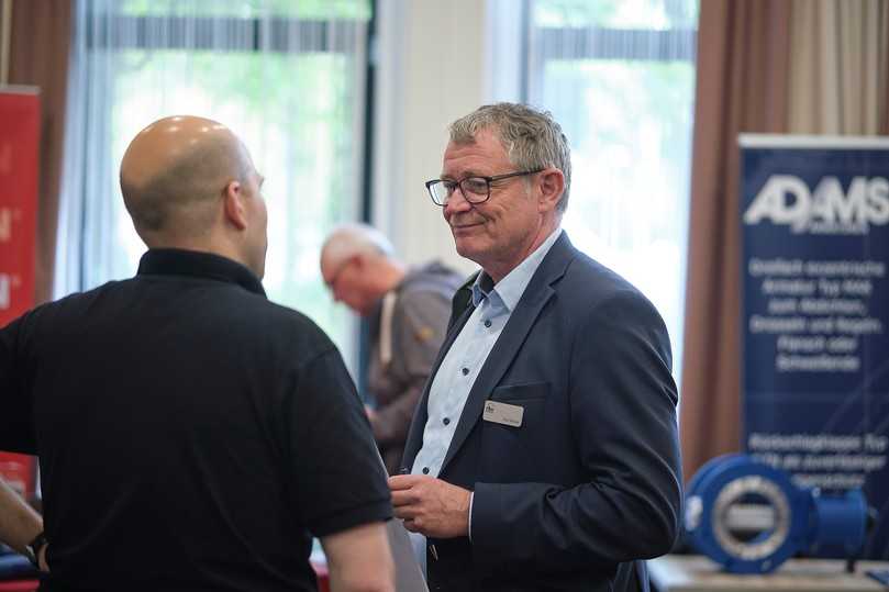 „Was wir hier erleben, ist echter Austausch. Das begeistert sowohl die Netzmeister als auch die Industrie“, sagt Kurt Rhode (r.), der im Berufsförderungswerk des Rohrleitungsbauverbandes (brbv GmbH) die Netzmeister-Ausbildung verantwortet. | Foto: rbv