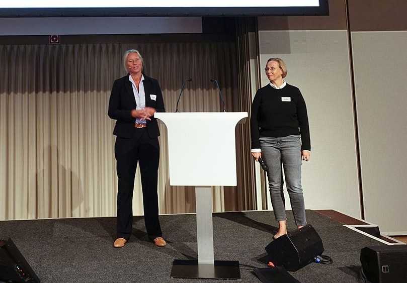 Anja Kröhan (l.) und Anja Janßen berichteten über eine außergewöhnliche Dükersanierung in Berlin. | Foto: TAH