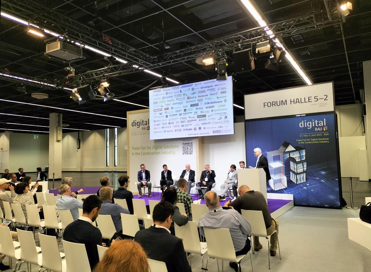 Bei der Podiumsdiskussion "Digitale Transformation des Bauwesens - Was brauchen wir?" sprachen (v.l.n.r.): Patrik Heider (CEO bei Thinkproject), Dr. Axel Kaufmann (CFOO bei Nemetschek SE), Thomas Harring (CEO bei Hexagon Geosystems), Ralf Mosler (Leader BIM Transformation), Alex Mohr-Miesler (Leiter Projektmanagement bei Orca Software), Prof. Dr. Martin Ferger (Inhaber von Ferger Consulting) und als Moderator Prof. Dr. Joaquín Díaz (Vorstandsvorsitzender beim BVBS). | Foto: B_I/Stärck
