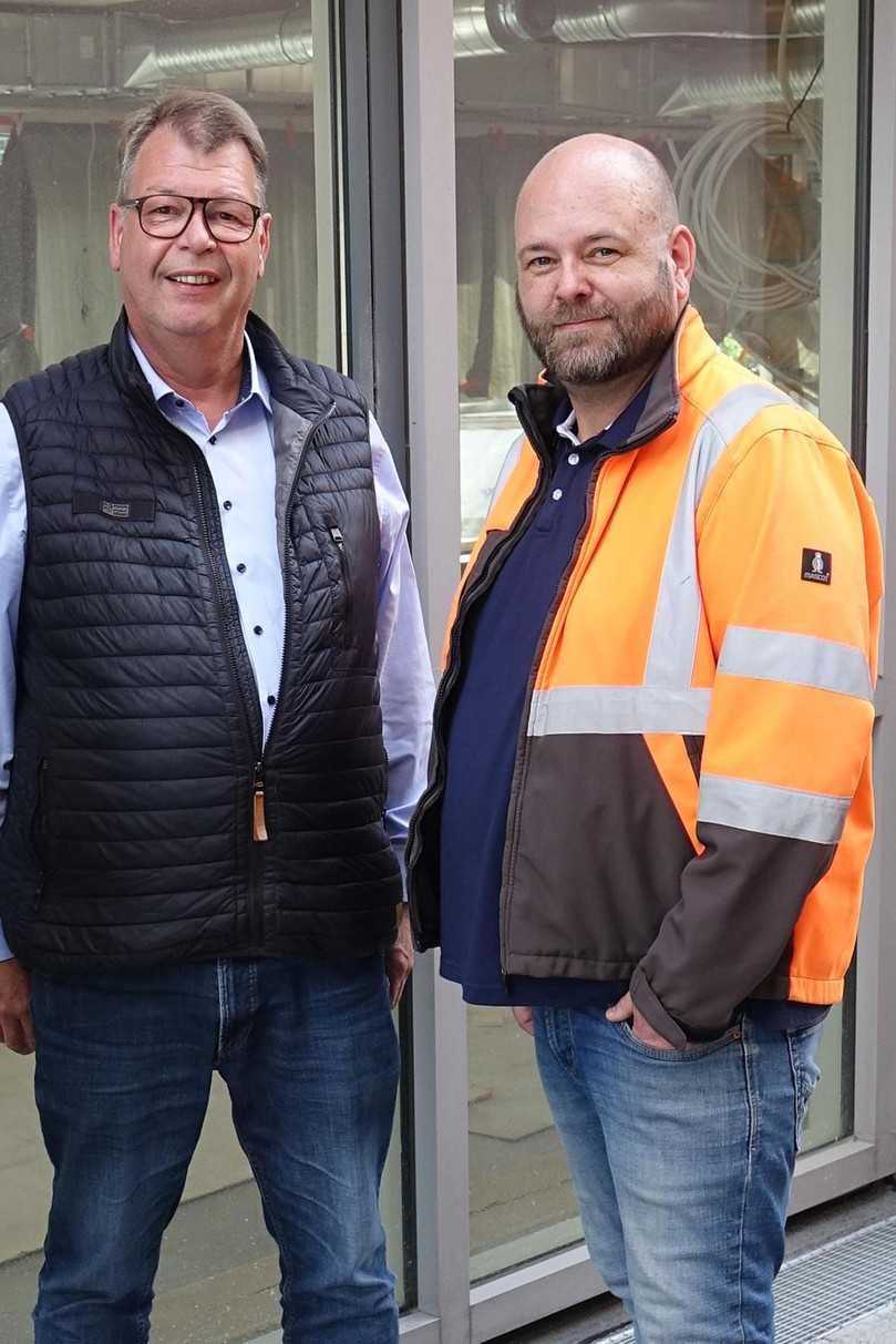 Bauleiter Heiko Wiegele von Flenker Bau (r.) und Dieter Jungmann, Funke Industrie, begutachten die fertig eingebaute Gebäudeschutzrinne. | Foto: Funke Industrie Bauleiter Heiko Wiegele von Flenker Bau (r.) und Dieter Jungmann, Funke Industrie, begutachten die fertig eingebaute Gebäudeschutzrinne. | Foto: Funke Industrie