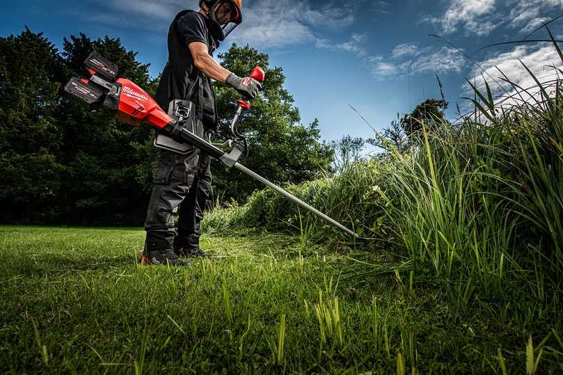 Die Drehzahl und damit die Schnittgeschwindigkeit bleibt auch unter hoher Last konstant, sodass selbst dichtes Gestrüpp oder zäher Wildwuchs entfernt werden. | Foto: Milwaukee Die Drehzahl und damit die Schnittgeschwindigkeit bleibt auch unter hoher Last konstant, sodass selbst dichtes Gestrüpp oder zäher Wildwuchs entfernt werden. | Foto: Milwaukee