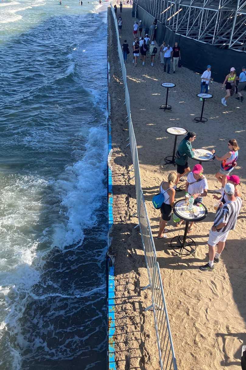 Ein zusätzlich hinter dem Verbau angebrachtes Filtervlies verhinderte Ausspülungen, selbst wenn bei Starkwind Wasser über die Wand schlug. | Foto: Terra Infrastructure GmbH