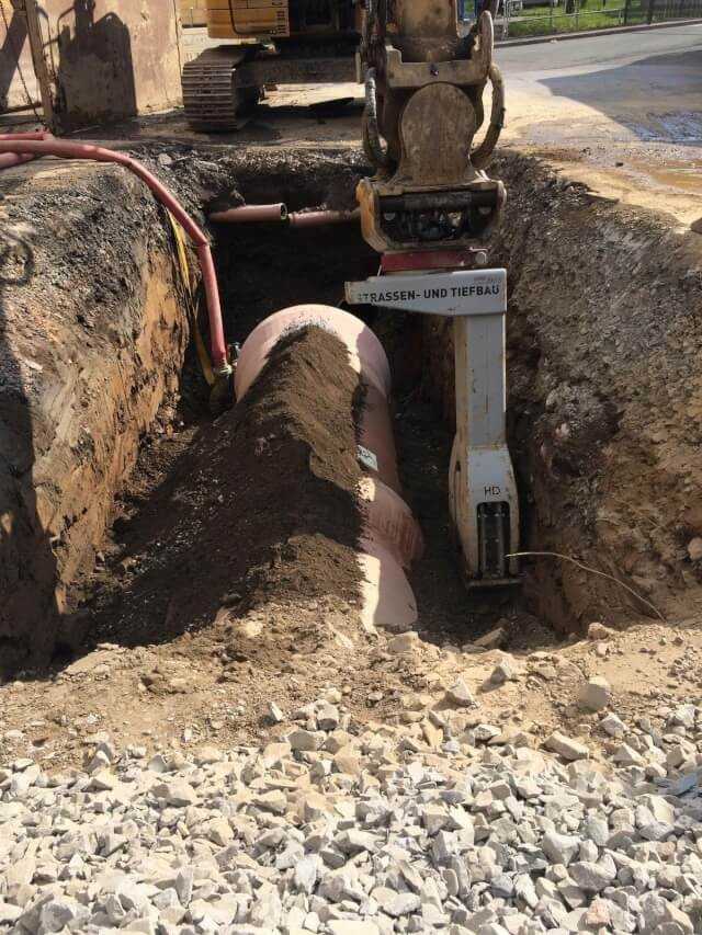 Die Rohrgeometrie mit dem breiten Auflagerfuß bringt nicht nur statische Vorteile, sie erleichtert auch die Verdichtung im kritischen Bereich des Rohrzwickels.