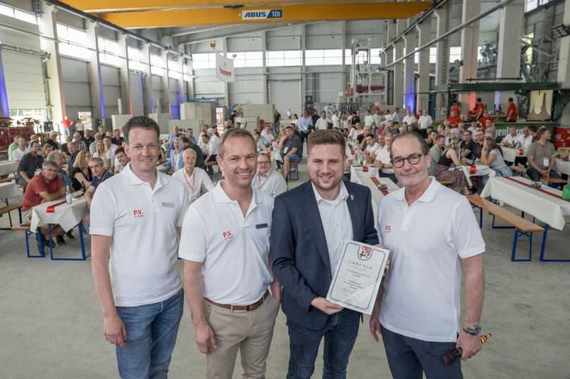 V.l.n.r.: Fabian Fasel (Werkleiter Nisterau), Florian John (Geschäftsführer P.V. Betonfertigteilwerke GmbH), Marvin Kraus (Verbandsgemeindebürgermeister Bad Marienberg) mit Eröffnungsurkunde und Ernestos Varvaroussis (Geschäftsführer P.V. Betonfertigteilwerke GmbH) | Foto: P.V. Betonfertigteilwerke