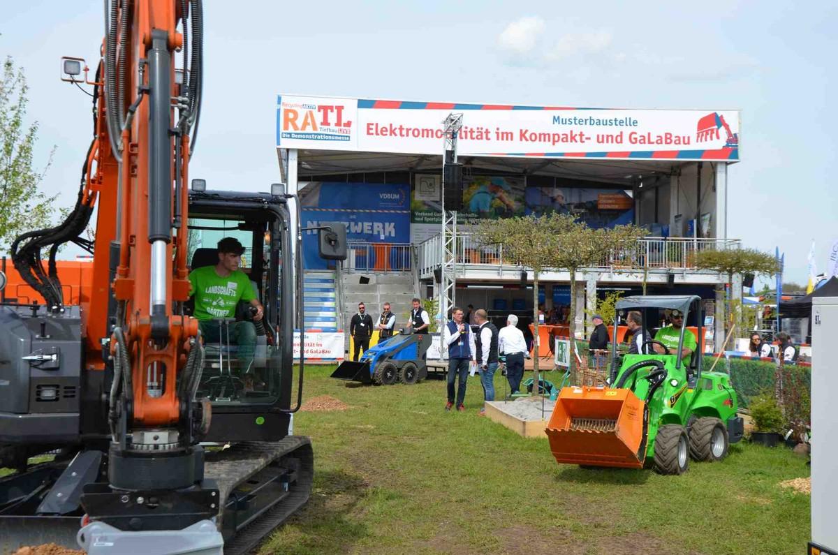 Kleine und große elektrische Baumaschinen wurden auf der Musterbaustelle „Elektromobilität im Kompakt- und GaLaBau“ der RATL 2023 vorgeführt. | Foto: B_I MEDIEN/Hendrik Stellmach