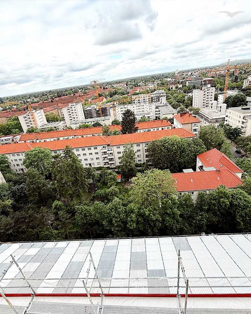 Über den Dächern Berlins: Das Plettac Moduldach 100 schützt die geöffneten Dachterrassen des 600 Meter langen Wohnkomplexes vor Witterungseinflüssen. | Foto: Plettac