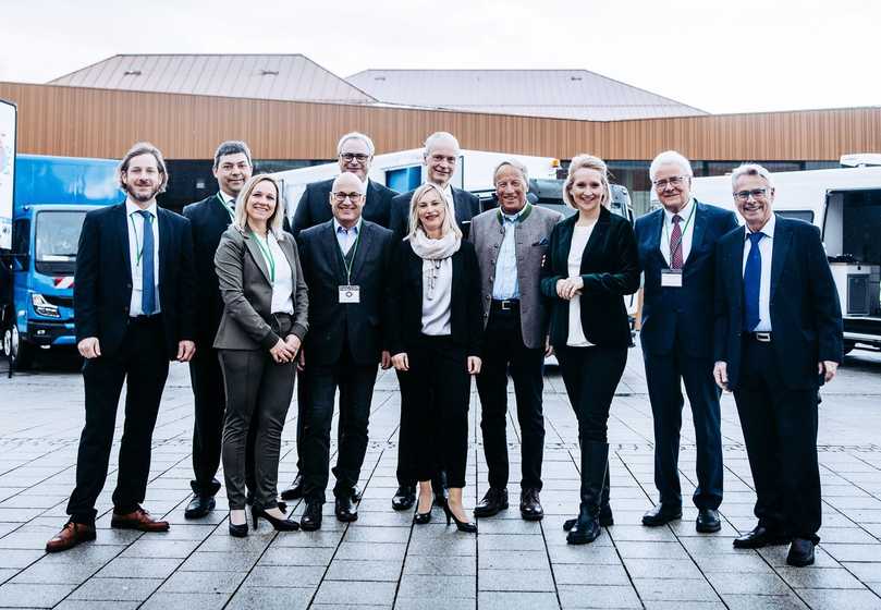 Veranstalter und Referenten vor der Inselhalle (v.l.): Tobias Jöckel, Daniel Wittmann, Sonja Jöckel, Dr. Christian Falk (vorne), Prof. Karsten Kerres (hinten), Cornelia Jöckel-Tschada, Prof. Karsten Körkemeyer, Prof. F. Wolfgang Günthert, Oberbürgermeisterin Dr. Claudia Alfons, Prof. Max Dohmann, Ulrich Jöckel. | Foto: Frederick Sams | Lindau Tourismus & Kongress GmbH Veranstalter und Referenten vor der Inselhalle (v.l.): Tobias Jöckel, Daniel Wittmann, Sonja Jöckel, Dr. Christian Falk (vorne), Prof. Karsten Kerres (hinten), Cornelia Jöckel-Tschada, Prof. Karsten Körkemeyer, Prof. F. Wolfgang Günthert, Oberbürgermeisterin Dr. Claudia Alfons, Prof. Max Dohmann, Ulrich Jöckel. | Foto: Frederick Sams | Lindau Tourismus & Kongress GmbH