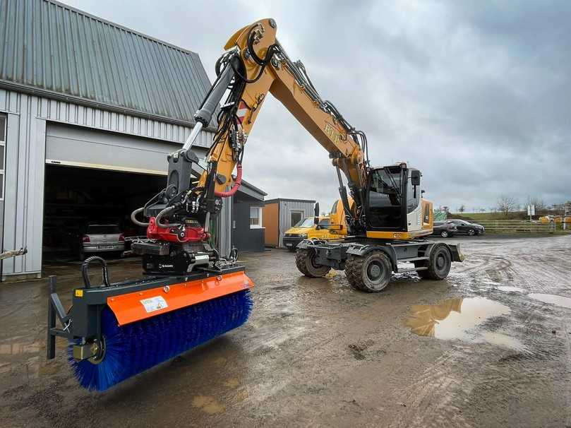 Tuchel KM750: Sorgt an Baggern ab etwa acht Tonnen Einsatzgewicht für Sauberkeit auf der Baustelle oder auf Höfen. | Foto: Tuchel Maschinenbau GmbH Tuchel KM750: Sorgt an Baggern ab etwa acht Tonnen Einsatzgewicht für Sauberkeit auf der Baustelle oder auf Höfen. | Foto: Tuchel Maschinenbau GmbH