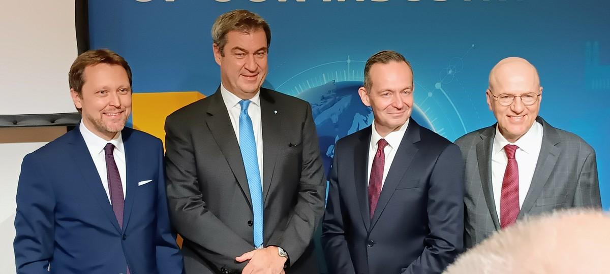 "Die bauma ist in solchen Zeiten ein Stimmungsaufheller, kein Stimmungskiller", sagte Bayerns Ministerpräsident Markus Söder (2. von links) bei der offiziellen Eröffnung der Weltleitmesse in München. Solche Messen stifteten Optimismus, so Bundesverkehrsminister Volker Wissing (2. von rechts). Rund 3.200 Aussteller und mehr als 495.000 Besucher waren laut Messe München, die bei der Eröffnung durch die zwei Geschäftsführer Stefan Rummel (links) und Reinhard Pfeiffer vertreten wurde, auf der Bauma 2022. | Foto: B_I/Budde