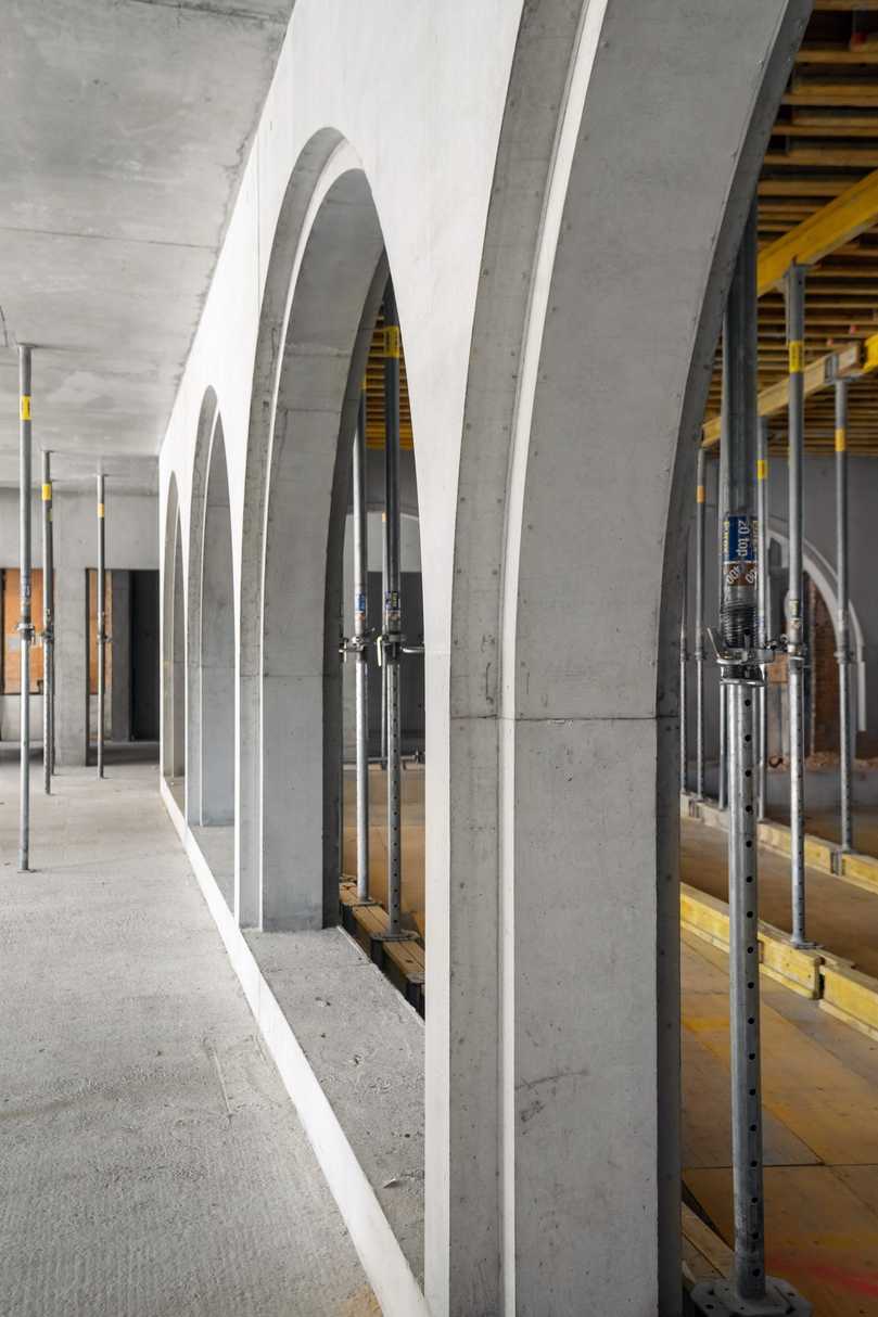 Highlight des Neubaus: monolithisch betonierte Arkadenböden in Sichtbeton, mit einem Durchmesser von über 3 Metern und zweiseitiger Einschnürung von je 10 cm. | Foto: Doka