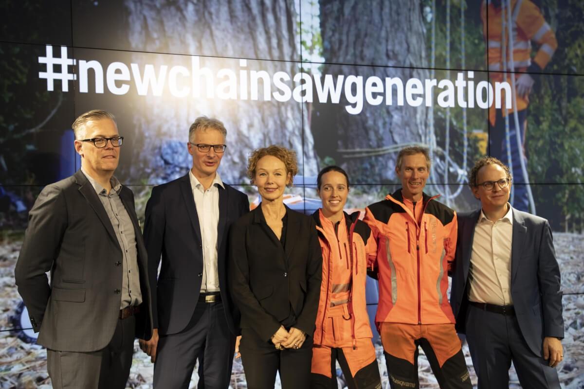 Der Husqvarna-Produktmanager Pierre Lanquist, VP Tree Pro Customer Unit Andreas Rangert, VP Global Design Towe Ressman und President Husqvarna Division Sascha Menges (1.v.r.) mit den Markenbotschaftern und Baumpflegern Jo Hedger und Scott Forrest.