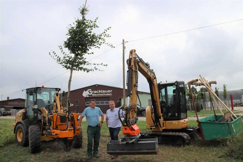 Unternehmer Tobias Gracklauer (links) mit Wolfgang Wagner, Zeppelin-VerkaufsreprÀsentant. | Foto: Zeppelin Unternehmer Tobias Gracklauer (links) mit Wolfgang Wagner, Zeppelin-VerkaufsreprÀsentant. | Foto: Zeppelin