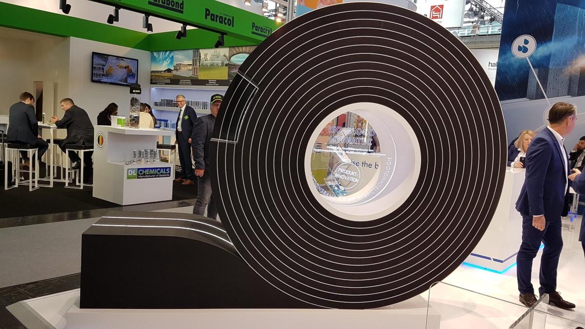 Groß in Fensterabdichtung: „Isobloco Hybratec“ verbindet die Funktionen von Fensteranschlussfolie und vorkomprimiertem PUR-Weichschaum.