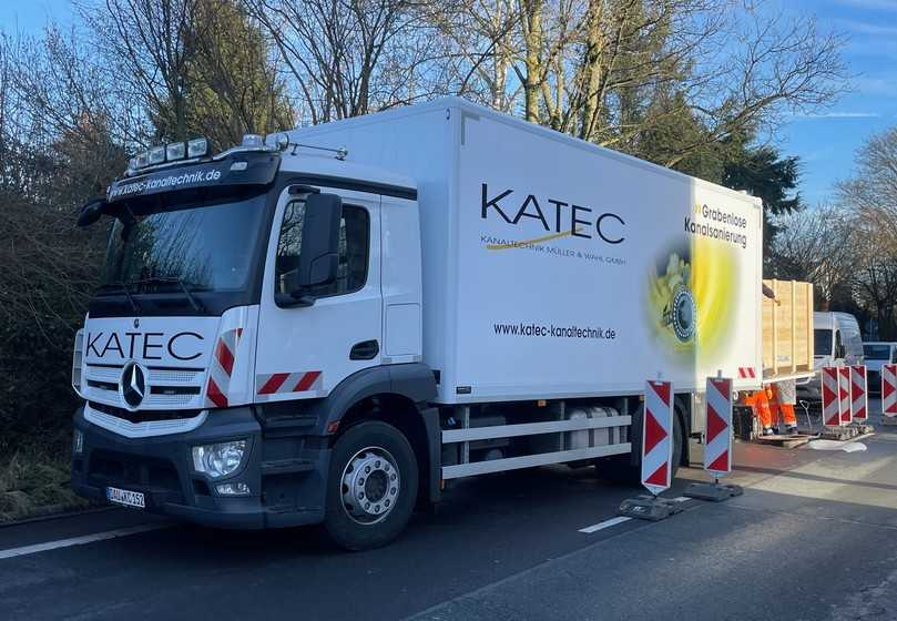 Die Schlauchliner-Kolonnen 15 und 17 sind mit neuen LKW im Einsatz. Sie wurden speziell für die Teams angepasst wurden. | Foto: Katec Kanaltechnik