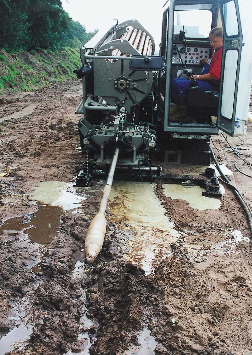 1996: Der Grundodrill 12G mit Trommelmagazin war die erste HDD-Anlage mit automatischem Gestängewechsel. | Foto: Tracto 1996: Der Grundodrill 12G mit Trommelmagazin war die erste HDD-Anlage mit automatischem Gestängewechsel. | Foto: Tracto