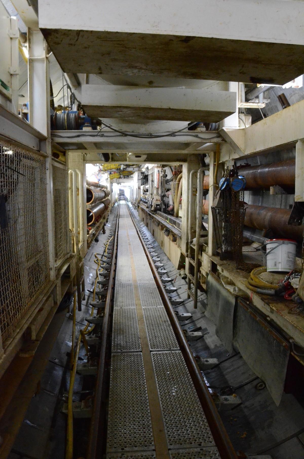 Für die Mitarbeitenden führt ein Fußweg ins Innere der 190 m langen Mixschild-TBM Elsa bis ganz nach vorn zum Schneidwerk. | Foto: B_I/Saric