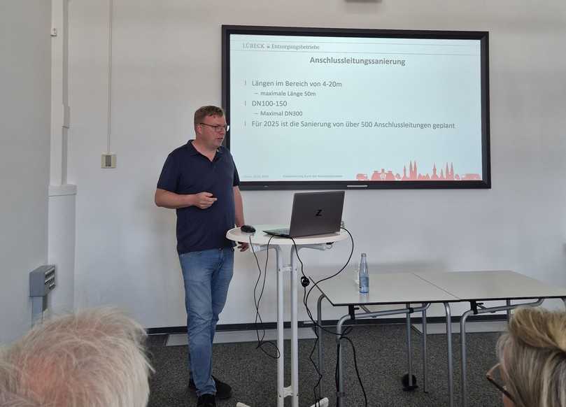 Martin Greggersen veranschaulichte, mit welchen Herausforderungen Kanalsanierung in Lübeck mit den Besonderheiten des Kanalnetzes und den Überresten der historischen Vergangenheit im Baugrund verbunden ist. | Foto: bv