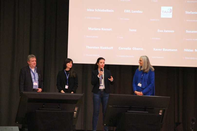 Nach den Vorträgen selbst folgte bei den Göttinger Abwassertagen 2023 auf jeden Block eine Diskussion und Fragerunde mit den jeweiligen Experten. V.l.n.r.: Bernd Knyrim (Fachdienst Straßen- und Wasserbau, Stadt Göttingen), Karina Schell (Referat für Nachhaltige Stadtentwicklung, Stadt Göttingen), Annabelle Iwannek (M.Sc., Institut für technischwissenschaftliche Hydrologie GmbH, Hannover) und Dr. Katrin Flasche (Kommunale Umwelt-AktioN UAN e. V., Hannover) | Foto: TAH Nach den Vorträgen selbst folgte bei den Göttinger Abwassertagen 2023 auf jeden Block eine Diskussion und Fragerunde mit den jeweiligen Experten. V.l.n.r.: Bernd Knyrim (Fachdienst Straßen- und Wasserbau, Stadt Göttingen), Karina Schell (Referat für Nachhaltige Stadtentwicklung, Stadt Göttingen), Annabelle Iwannek (M.Sc., Institut für technischwissenschaftliche Hydrologie GmbH, Hannover) und Dr. Katrin Flasche (Kommunale Umwelt-AktioN UAN e. V., Hannover) | Foto: TAH