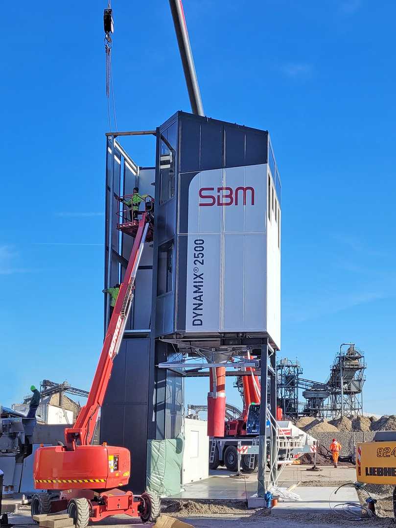 Die Einhausung besteht aus leichten Lichtbandpaneelen: Das Kunststoff-Sandwichmaterial ist UV-beständig und bietet sehr hohe Dämmwerte (U-Wert: 1,1 W/m²·K). | Foto: SBM Mineral Processing, Happy Beton Die Einhausung besteht aus leichten Lichtbandpaneelen: Das Kunststoff-Sandwichmaterial ist UV-beständig und bietet sehr hohe Dämmwerte (U-Wert: 1,1 W/m²·K). | Foto: SBM Mineral Processing, Happy Beton