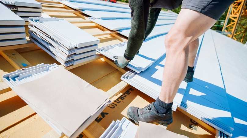 Bei der Verlegung der „Cool Roof“-Ziegel durch das Team von Holzbau Aumann wurde präzise gearbeitet, um eine ruhige und geschlossene Gesamtoptik der Dachfläche zu gewährleisten. | Foto: Holzbau Aumann