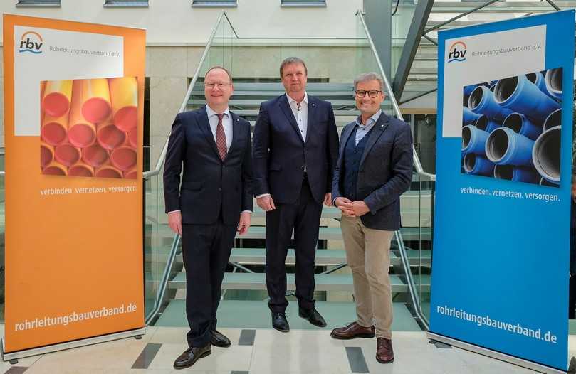 Das neue Präsidenten-Team des Rohrleitungsbauverbandes: rbv-Präsident Dr. Ralph Donath (li.) sowie die beiden Vizepräsidenten Andreas Burger (re.) und Hartmut Wegener | Foto: rbv Das neue Präsidenten-Team des Rohrleitungsbauverbandes: rbv-Präsident Dr. Ralph Donath (li.) sowie die beiden Vizepräsidenten Andreas Burger (re.) und Hartmut Wegener | Foto: rbv
