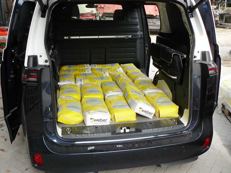 VW ID-Buzz Cargo beladen: Kaum mehr als 600 kg Nutzlast sind eher Lieferwagenformat, ebenso eine Tonne Anhängelast. | Foto: Randolf Unruh VW ID-Buzz Cargo beladen: Kaum mehr als 600 kg Nutzlast sind eher Lieferwagenformat, ebenso eine Tonne Anhängelast. | Foto: Randolf Unruh