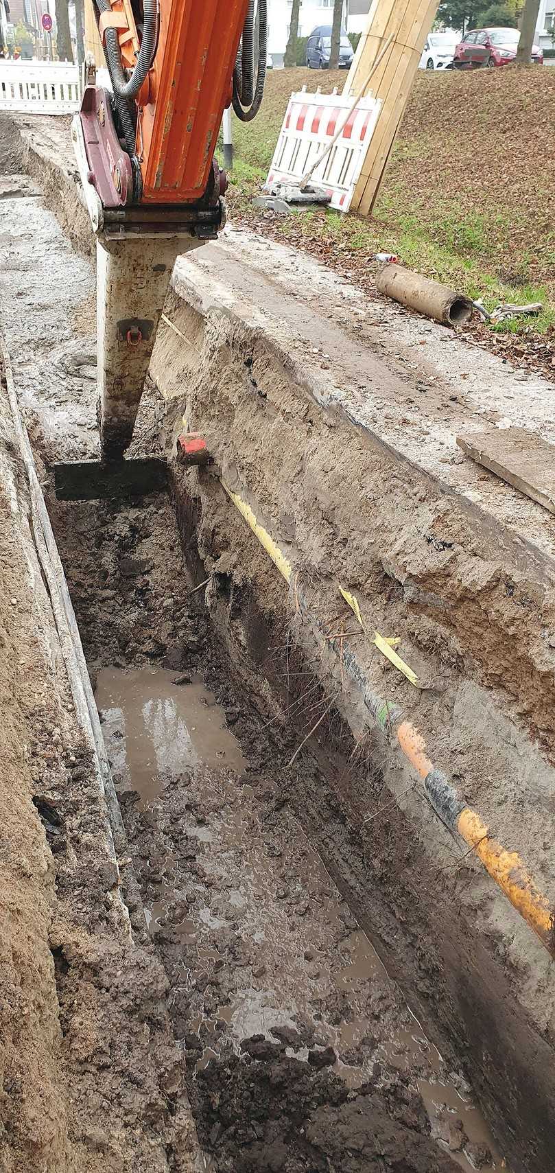 Stellenweise werden die Arbeiten in Niederbühl durch anstehendes Grundwasser erschwert. Auf insgesamt 480 m erfolgte die Grabenverfüllung mit Flüssigboden. | Foto: Reif Bauunternehmung GmbH & Co. KG Stellenweise werden die Arbeiten in Niederbühl durch anstehendes Grundwasser erschwert. Auf insgesamt 480 m erfolgte die Grabenverfüllung mit Flüssigboden. | Foto: Reif Bauunternehmung GmbH & Co. KG