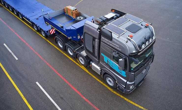 Das Giga-Space-Fahrerhaus des 500sten Mercedes SLT besitzt eine Photovoltaik-Anlage auf dem Dach, die den Stromverbrauch elektrischer Verbraucher im Stand kompensiert. Das Giga-Space-Fahrerhaus des 500sten Mercedes SLT besitzt eine Photovoltaik-Anlage auf dem Dach, die den Stromverbrauch elektrischer Verbraucher im Stand kompensiert.